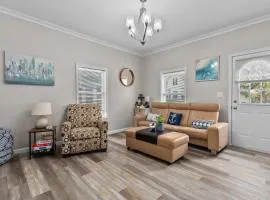 Central Oshkosh Stay - Walk to Lake and Downtown