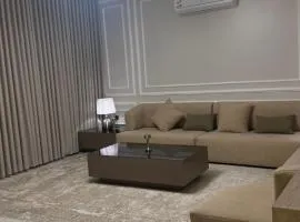 شقة فاخرة بجلسة خارجية ومدخل مستقل ودخول ذاتي