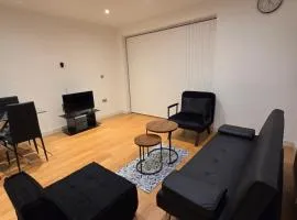 City Gateway Apartment - Green Quarter Southall Retreat