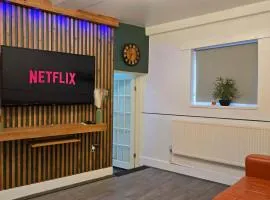 Spacious Entire Apartment with Free Parking Perfect for Relocators Contractors and Long Term Stays