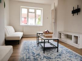 Stylish Wembley Home with Hot Tub, Parking & Garden, hotel v Londýně