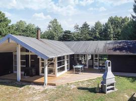 10 person holiday home in V&aelig;ggerl&oslash;se-By Traum, hotel com piscina em B&oslash;t&oslash; By