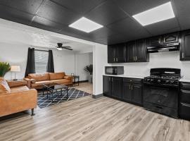 Stylish 3BR 2BA Getaway for 8、ロックアイランドのホテル