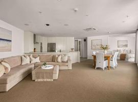 Sunrise to Sunset Ocean Harbour Views Pool Spa Gym, hotel in Mount Maunganui