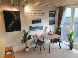 Kiwiana Art apartment , near city and Queens Park