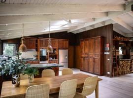 Ecco Red Hill Retreat - Luxe Rural Escape with Tennis Court、Red Hill Southのホテル