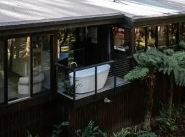 Ecco Red Hill Retreat - Luxe Rural Escape with Tennis Court