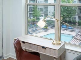 Lux 2BR w Gym Pool sleep 6 in Assembly Square, hotel sa Somerville