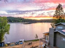 Lakefront Villa with 180 degree view private dock and boats