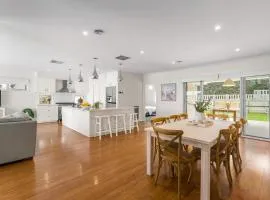 4BR Torquay Retreat with Serene Views