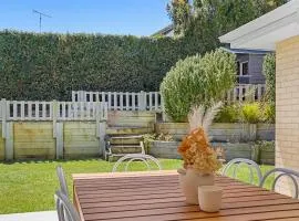 4BR Torquay Retreat with Serene Views
