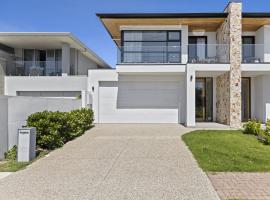 Swainson on 3 Lexington - 200m to Beach!, hotel in Henley Beach