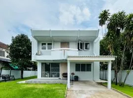5 beds 452sqm with Private garden Pet-friendly CCTV quiet and homey
