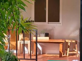 Chalee Guest House, villa in Ban Khlong Mat