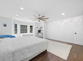 Bedrooms with Private Bath - 12min from Uptown、シャーロットのホテル