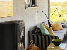 Summerhouse By The Heath Near The North Sea, hotel v destinaci Stenbjerg