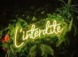 la love interdite chez loveroomToulon, parking et wifi gratuits、トゥーロンのホテル