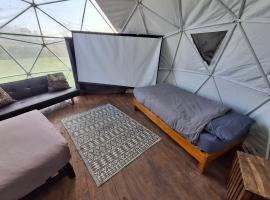 Secret Heated Dome, Hot Tub,Firepit Projector in Lincoln, hotel in Lincoln