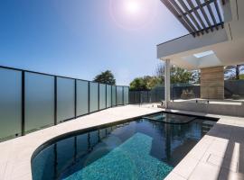 The Crest - Elevated Luxe with Pool & Spa, ξενοδοχείο σε Mount Martha