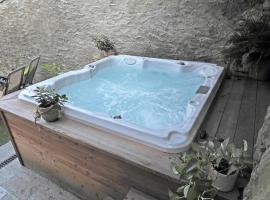 Green Chalet Scalotta - Private Garden with Jacuzzi and Spa, cabin in Dervio