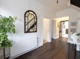 Modern 4 Bedroom Detached House Close to Manchester City