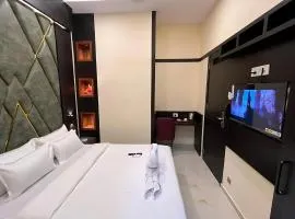Sky Suites By Glitz Hotels Nr Internatinational Airport Mumbai