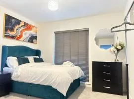 4 Bed House - Sleeps 7 - Pets - Parking - Wifi