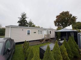 Chalet Meerwijck mit Terrasse am Wasser und Meer mit Schwimmbad, Resort in Kropswolde