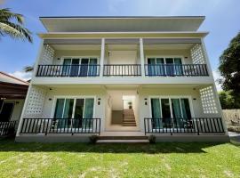 The Pinda House Bangtao, Ferienwohnung mit Hotelservice in Strand Bang Tao