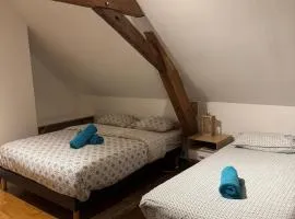 "Rêves de Gamins", Chambre de droite, 4 couchages dans gîte de campagne "La Camusière", proche du Pôle Européen et du circuit des 24h