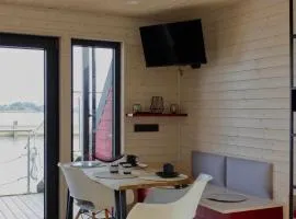 Inselblume 86 - Luxus-Hausboot am Yachthafen Burgstaaken