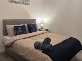 Luxe Entire 3 Bed Home - LHR 15 mins - London City 35 mins