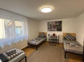 ARCOS Apartment - Geräumige 3-Zimmer-Wohnung mit 8 Einzelbetten - Perfekt für Familien, Gruppen oder Monteure