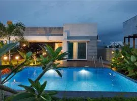 The Garden Escape by StayJadePrivate PoolLawns