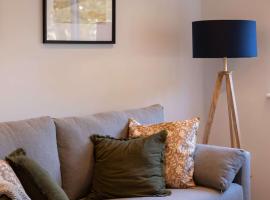 Fabulous 2BR Apartment at Trinity Point Gravesend, hotel din Gravesend