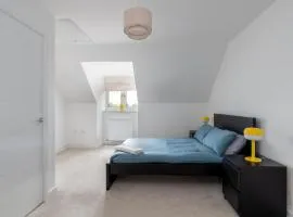 Spacious 4BR House EV Parking Near Centre MK