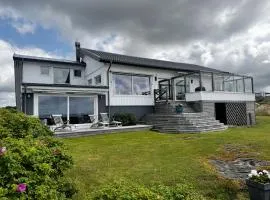 Luxurious Villa with Panoramic Views & Relaxation Area