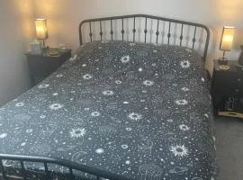 Cosy home from home with PRIVATE BATHROOM - FREE PARKING