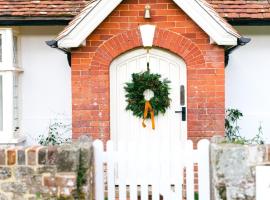 Cowdray Holiday Cottages, hotel in Midhurst
