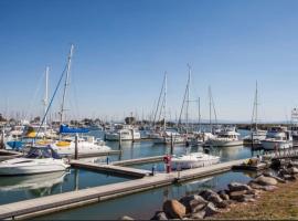 Scarborough Stays - Sleeps 8 by the Beachside, hotel u gradu Skarboro