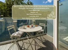 Clifftop Watch, River View and Balcony, 1 BR, Parking, Beach 10 min walk