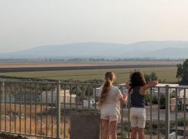 שלווה בנוף העמק, hotel in Gonen