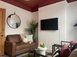 2 Bedroom House Near City Centre Free Parking