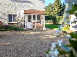 Cosy Cottage with Large Garden I Semi Rural Retreat! Nearby Countryside, Beaches & Goodwood - Chichester Holiday Properties, hôtel à Eartham
