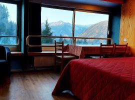Marilleva 1400 tra sport e natura – hotel w mieście Marilleva