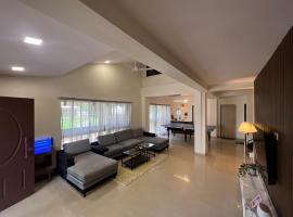 6bhk Villa with Pool & Jacuzzi near Lonavala, hotel em Kārli