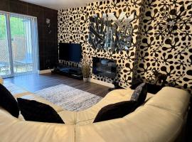 Stylish 3-Bed Family Pet-Friendly Home with Garden, Hotel in Cardiff