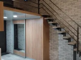 Двухуровневая квартира студия на левом берегу, район старого моста