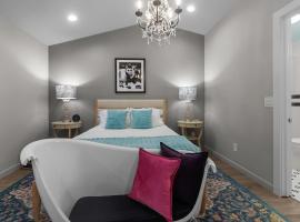 Newly Renovated The American Hotel Breakfast at Tiffany's Suite, hotel in Lake Geneva