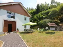 Gîte Confortable en Pleine Forêt avec Étang, Idéal pour Familles et Amis - FR-1-589-154